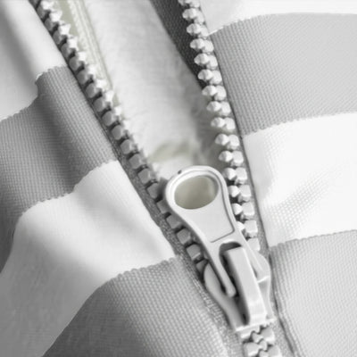 Ensemble de coussins de salon jardin rayés gris clair, 100x50 cm, pour fauteuils et canapés, comprenant une assise et deux dossiers.