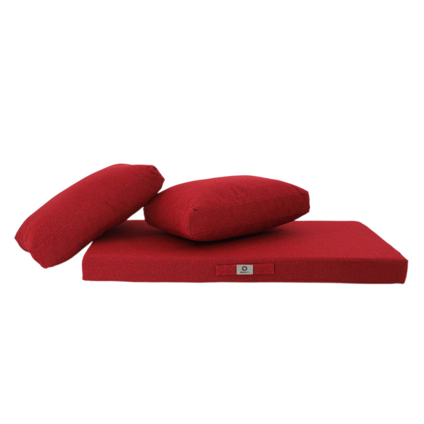 Détail tissu coussin rouge bordeaux