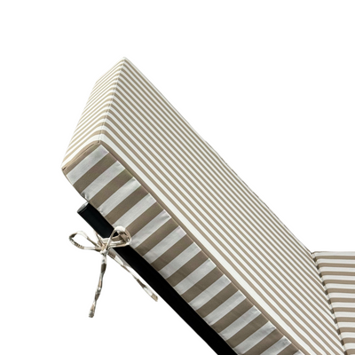 Matelas transat bain de soleil beige rayé, épais 10cm avec têtière, déhoussable, pour détente extérieure.