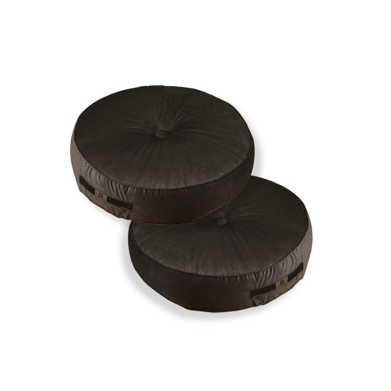 Deux poufs ronds en velours gris foncé avec poignées, design doux, parfaits pour la décoration intérieure.