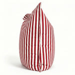 Détail tissu pouf rouge