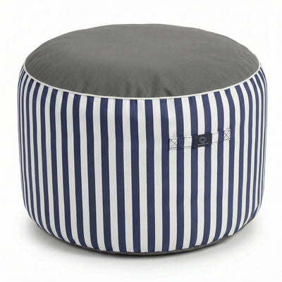 Pouf bleu marine en situation extérieure