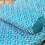 Matelas transat 195x60 cm avec motif géométrique vert, traversin, anti-UV et déperlant pour bains de soleil.
