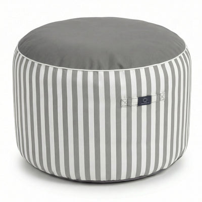 Pouf gris clair en situation extérieure