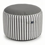 Pouf gris foncé en situation extérieure