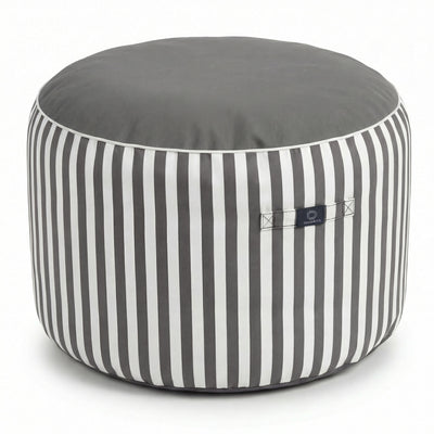 Pouf gris foncé en situation extérieure