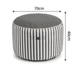 Ambiance jardin avec pouf gris foncé