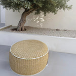 Pouf gonflable extérieur rond 53cm avec effet raphia, imperméable, conçu pour un mobilier d'extérieur élégant et pratique.