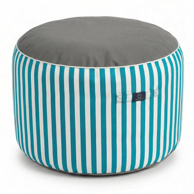 Pouf turquoise en situation extérieure