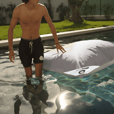 Housse de pouf flottant XXL 180x140 cm gris galet, déhoussable pour piscine, adaptée au beanbag Deco-arts.fr.