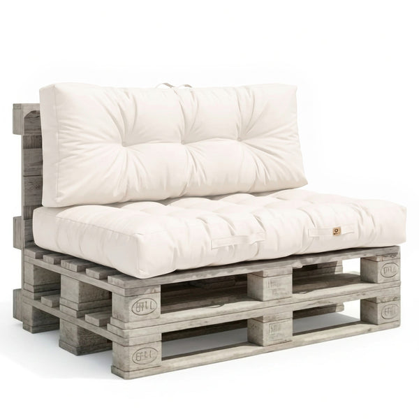 Set cuscini pallet 120x80 Bianco Sporco, seduta e schienale su un divano di pallet, fondo bianco