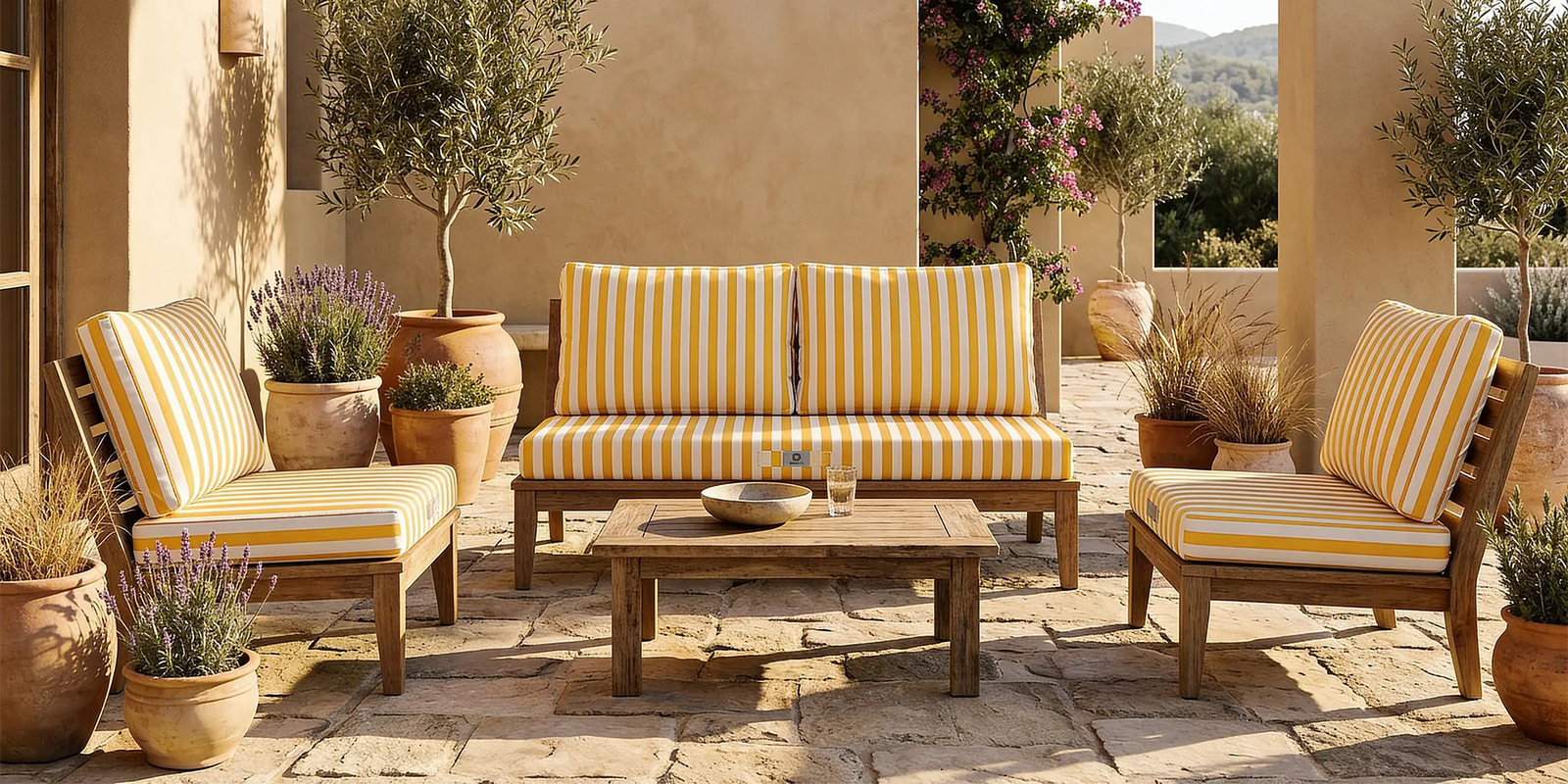 Divano da giardino in rattan con cuscini a righe idrorepellenti Deco Arts su terrazza in legno — collezione salotto