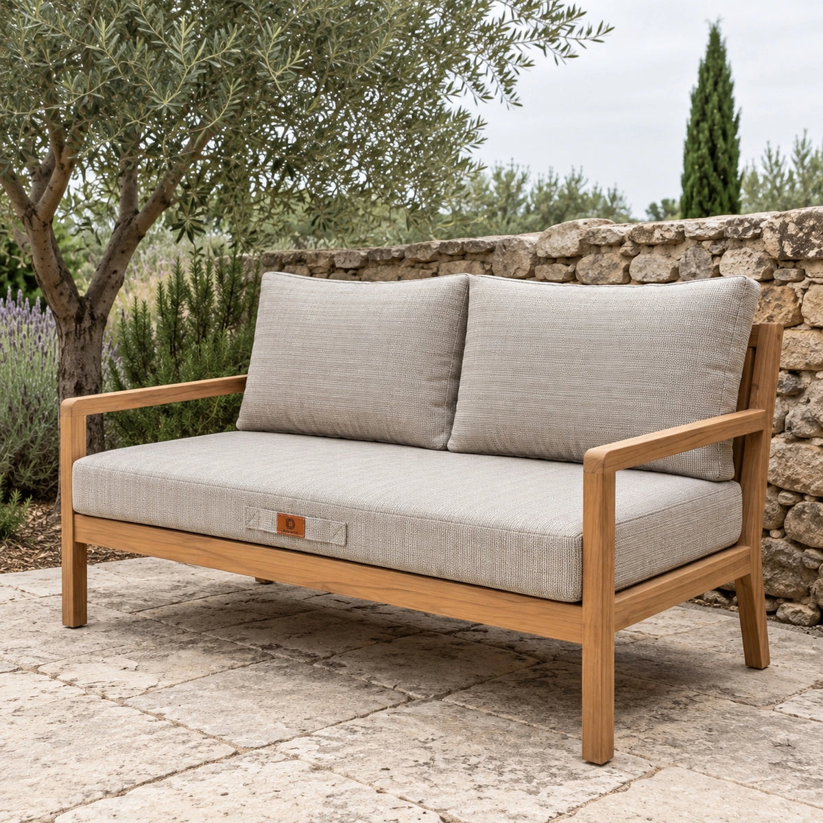 Set Cuscini Salotto da Giardino 120x60 Beige Melange Nero – su un divano in teak in un giardino provenzale