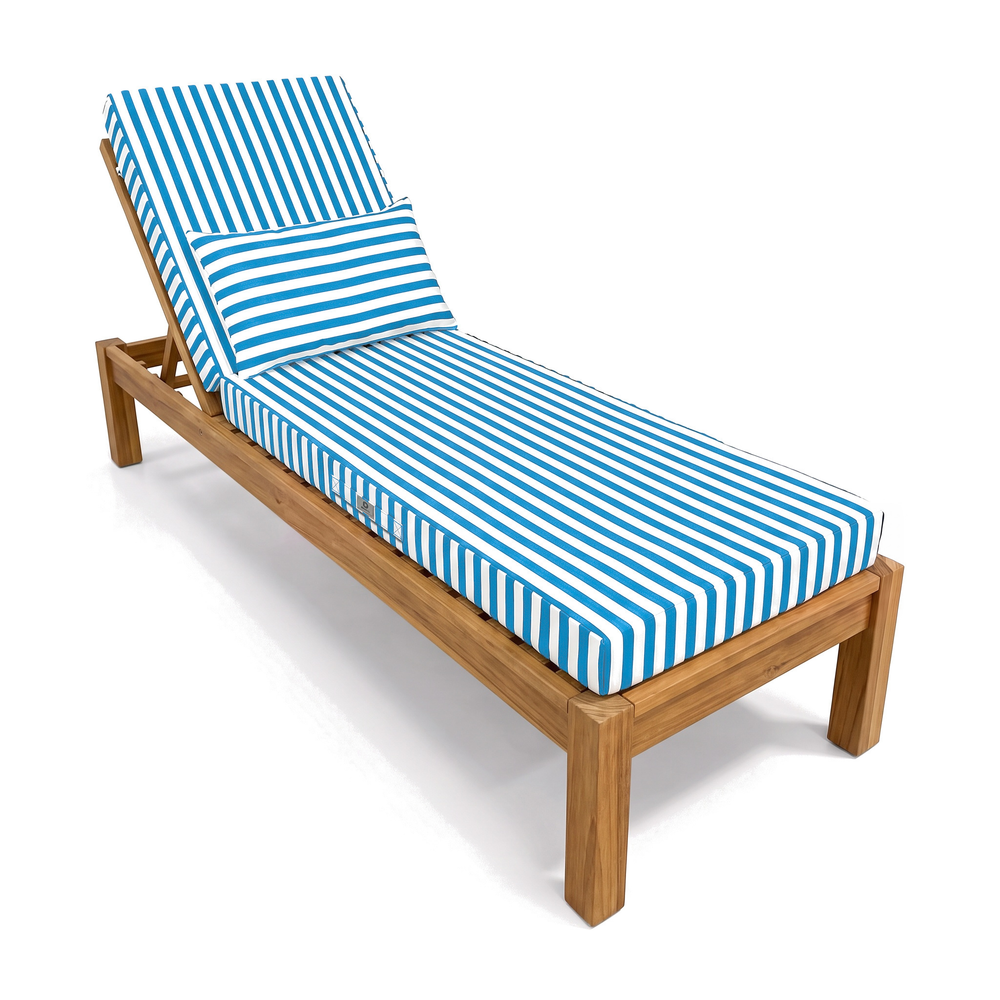 Materassino premium per lettino, righe turchesi, su un lettino in teak, sfondo bianco