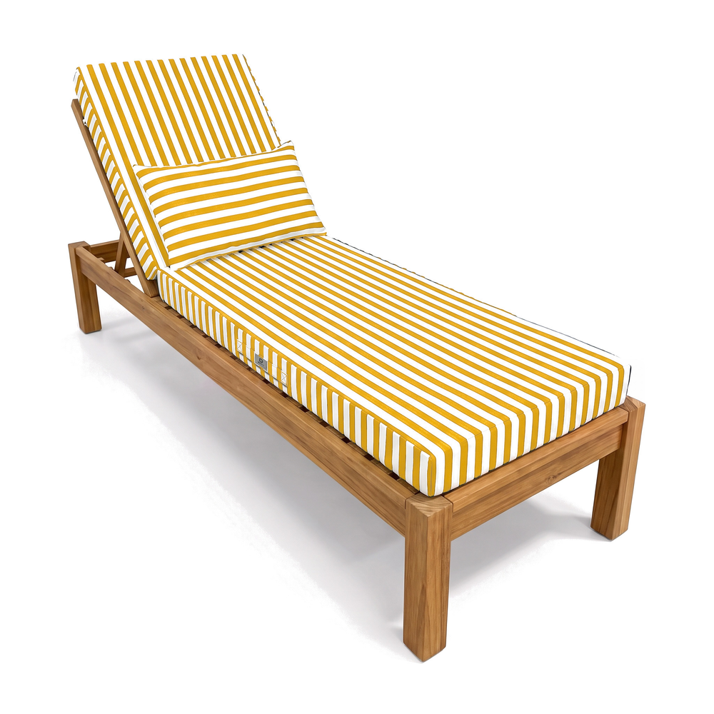 Materassino premium per lettino, righe gialle, su un lettino in teak, sfondo bianco