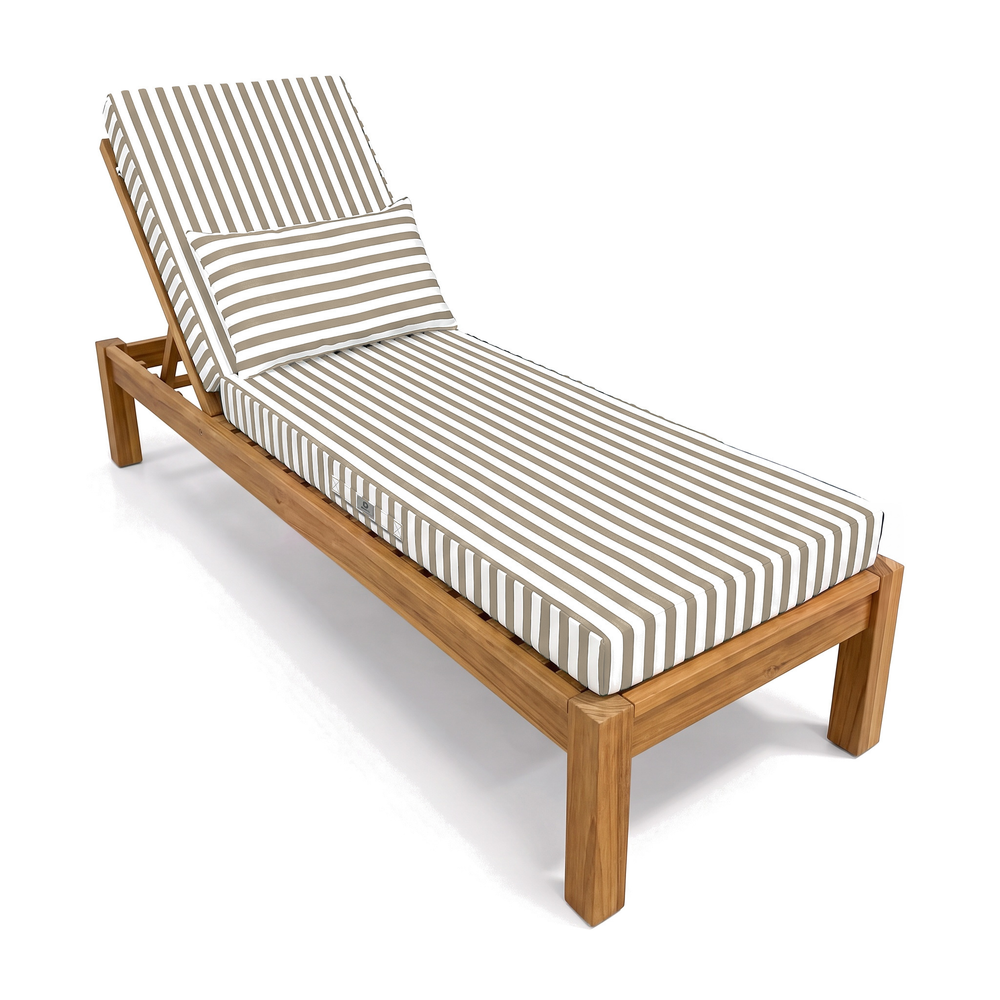 Materassino premium per lettino, righe beige, su un lettino in teak, sfondo bianco