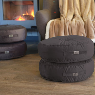Deux poufs ronds en velours gris foncé avec poignées, design doux, pour intérieur, de la marque Deco-arts.fr.