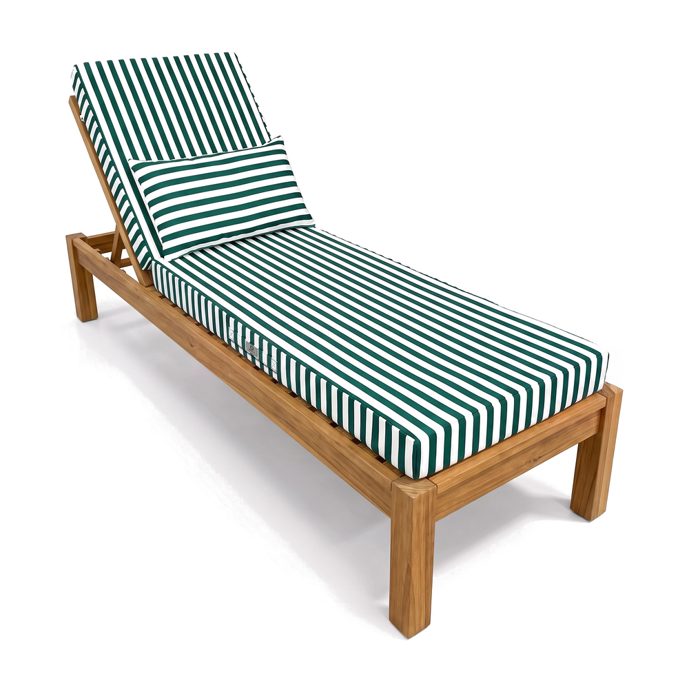 Materassino premium per lettino, righe verdi, su un lettino in teak, sfondo bianco