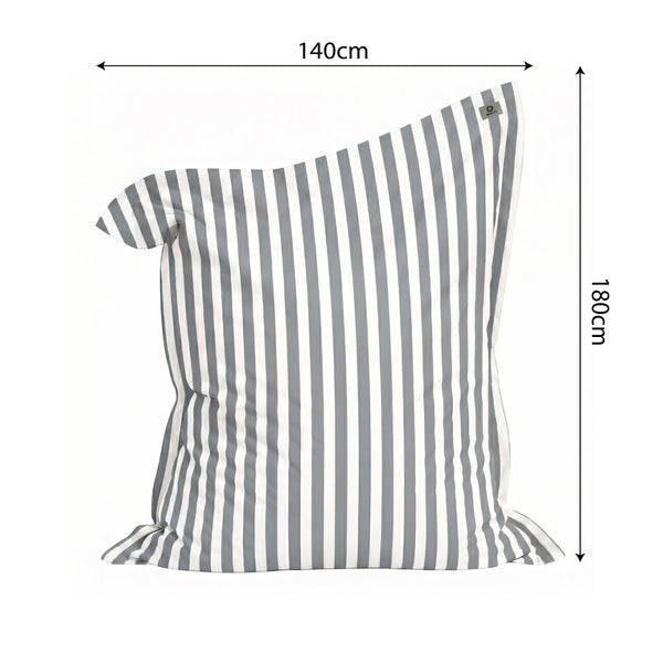 Ambiance jardin avec pouf gris clair