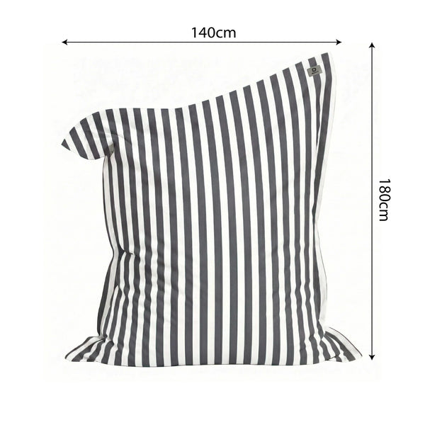 Ambiance jardin avec pouf gris foncé