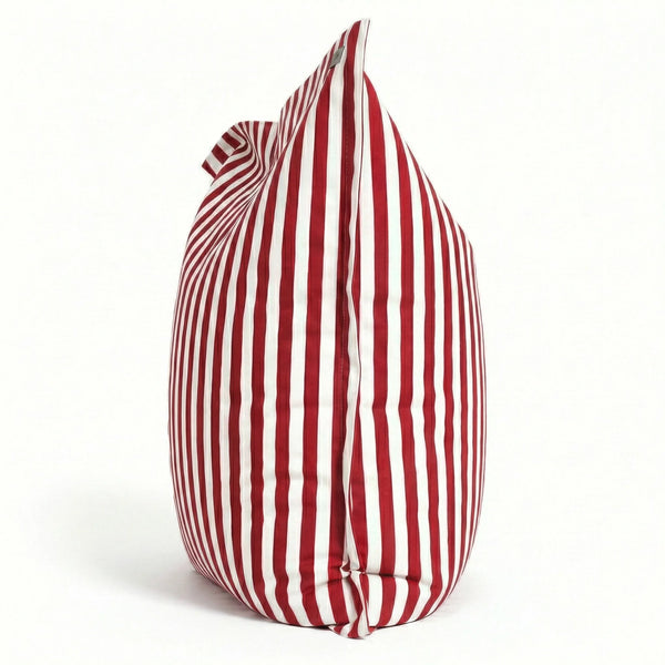 Détail tissu pouf rouge