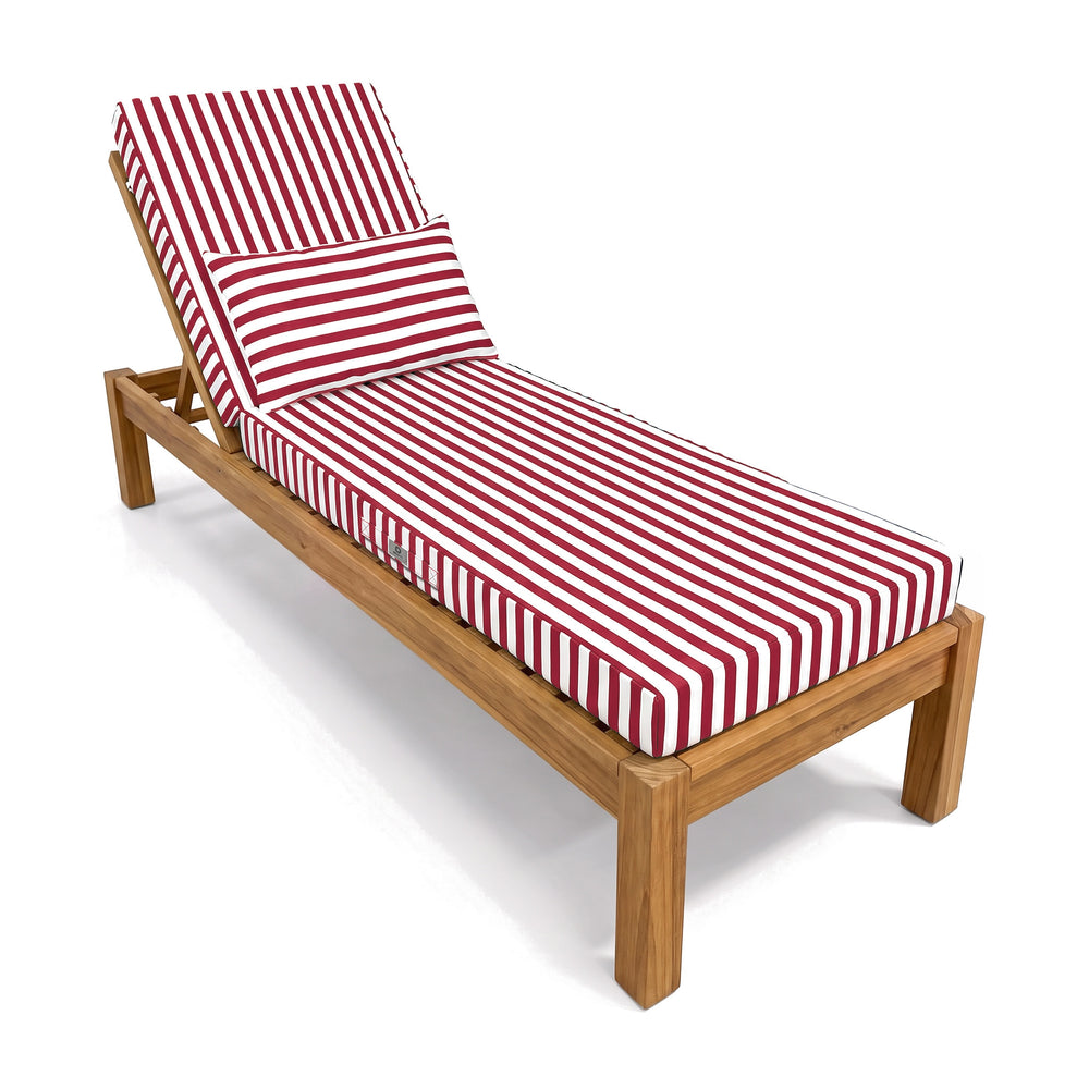 Materassino premium per lettino, righe rosse, su un lettino in teak, sfondo bianco