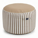 Pouf beige  en situation extérieure