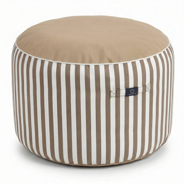 Pouf beige  en situation extérieure