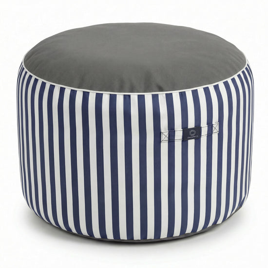 Pouf bleu marine  en situation extérieure