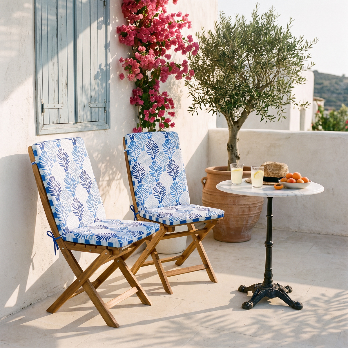 Cuscini per sedia schienale alto 95x40, Motivo Fogliame Blu, su sedie pieghevoli in terrazza