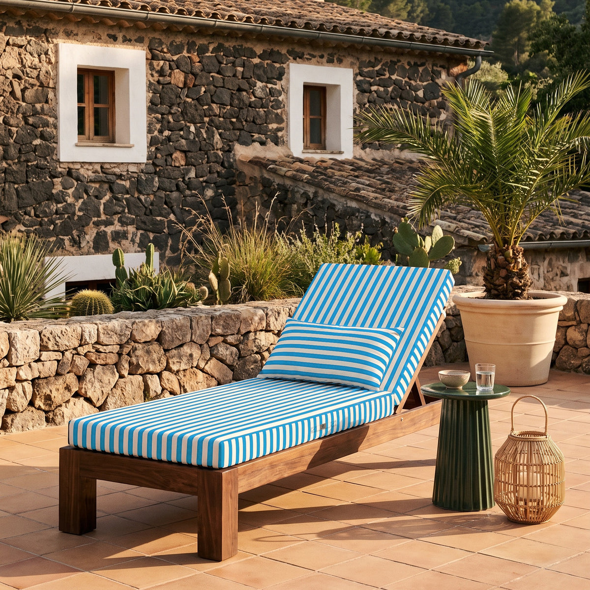 Materassino premium per lettino 190x60, righe turchesi, su un lettino in legno su una terrazza in pietra a Maiorca