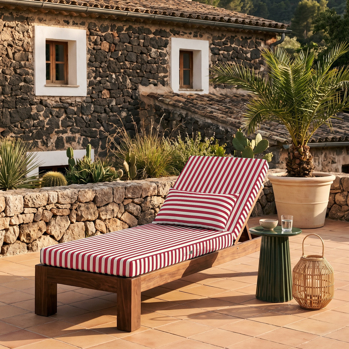 Materassino premium per lettino 190x60, righe rosse, su un lettino in legno su una terrazza in pietra a Maiorca