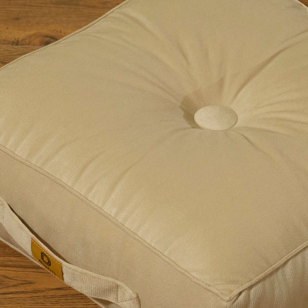 Deux poufs en velours crème 40x40 cm avec une épaisseur de 14 cm, parfaits comme coussins de sol d'intérieur.