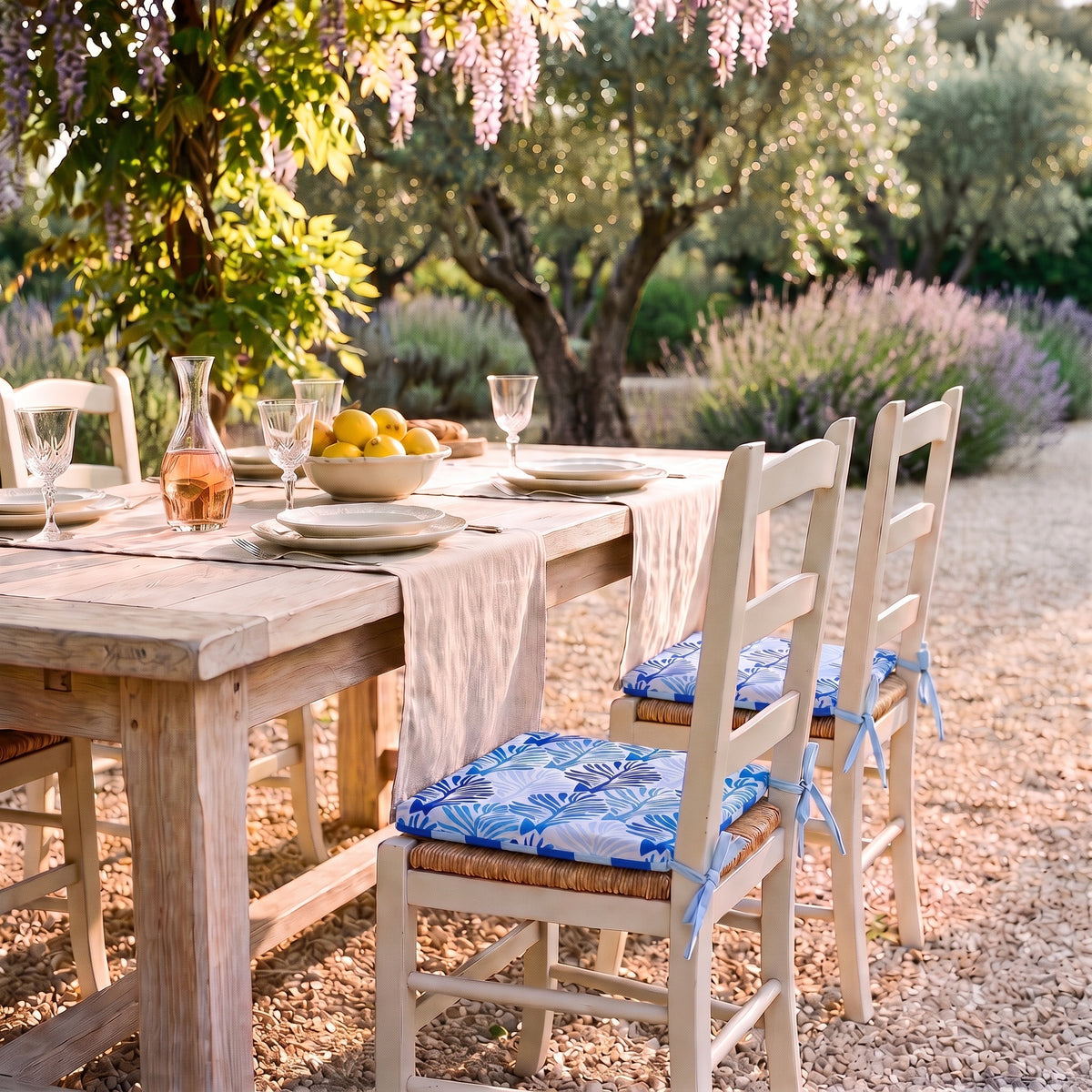 Cuscini per sedia 35x35 Motivo Fogliame Blu su sedie impagliate in un giardino provenzale