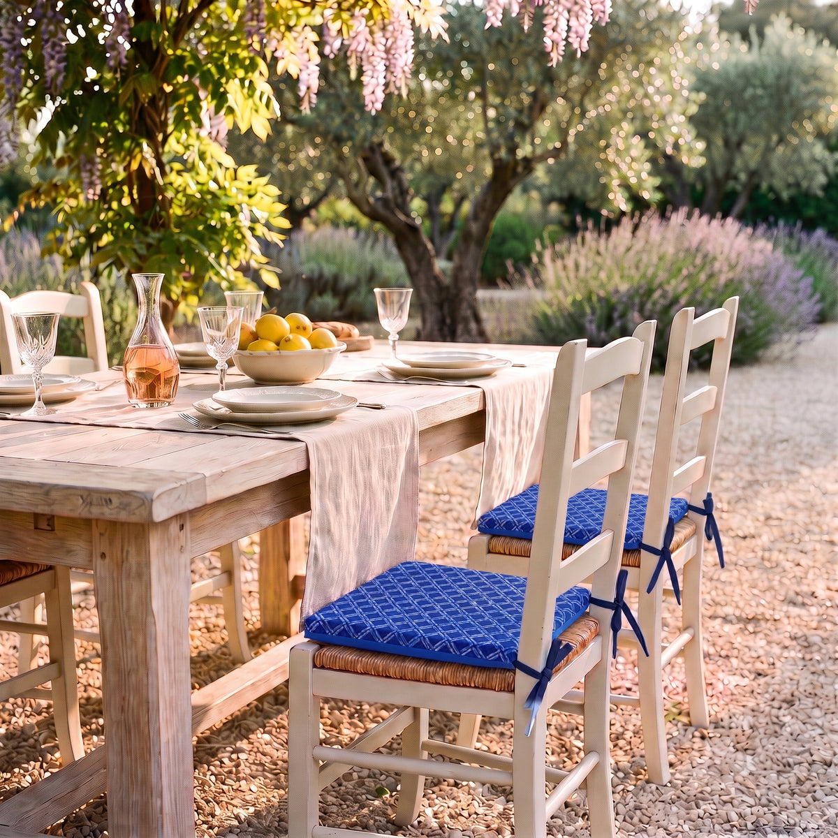 Cuscini per sedia 35x35 Motivo Nautico Blu su sedie impagliate in un giardino provenzale