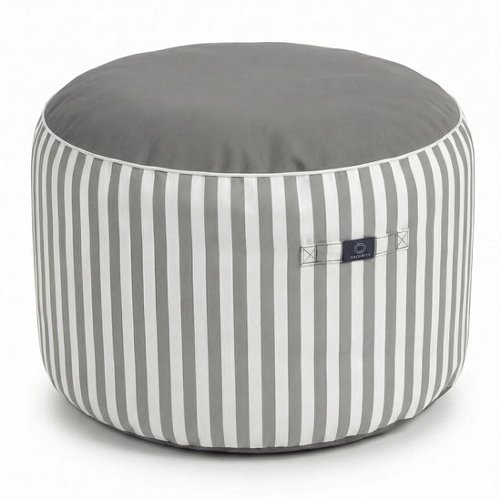 Pouf gris clair  en situation extérieure