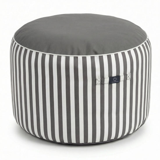 Pouf gris foncé  en situation extérieure