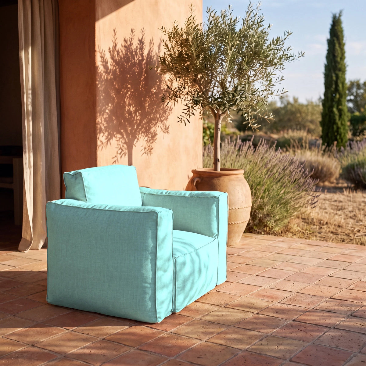 Poltrona Modulare da Giardino 90x75 Blu Caraibi su una terrazza in cotto in Provenza