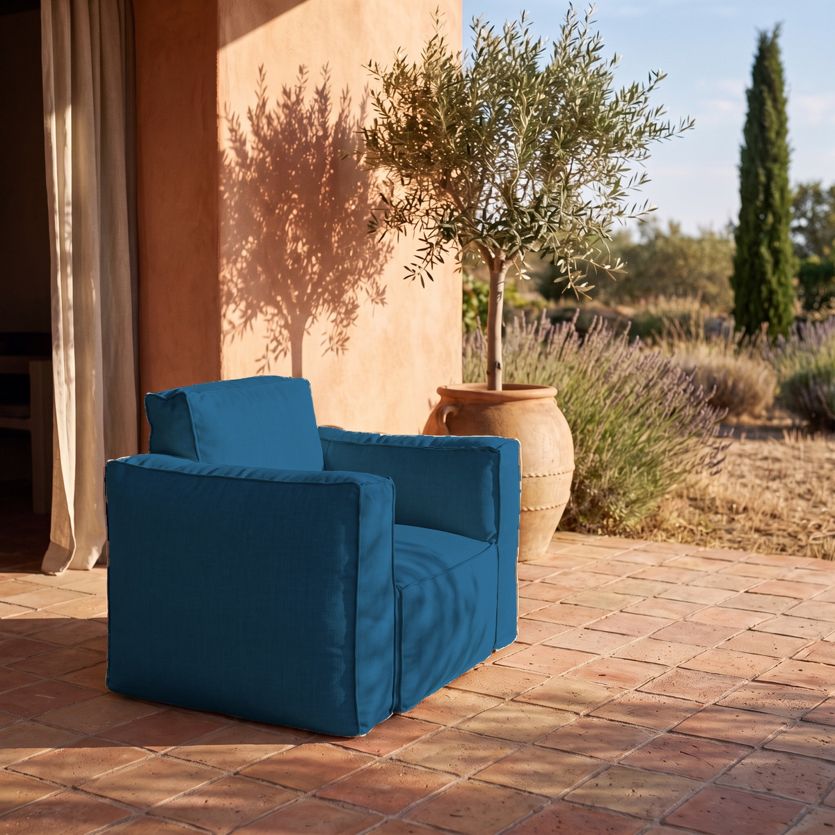 Poltrona Modulare da Giardino 90x75 Blu Petrolio su una terrazza in cotto in Provenza
