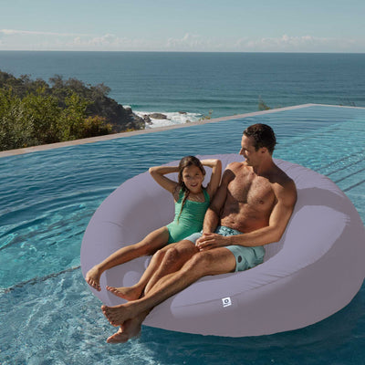 Pouf extérieur flottant pour piscine XXL 140x120 cm en tissu Olefin gris galet, avec pompe intégrée.