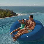 Pouf extérieur flottant en tissu Olefin bleu pétrole, dimensions 140x120 cm, avec pompe incluse, pour piscine ou jardin.