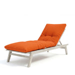 Matelas bain de soleil Decoartss orange 185x55 cm, épais 12 cm et imperméable, posé sur un fauteuil d'extérieur.