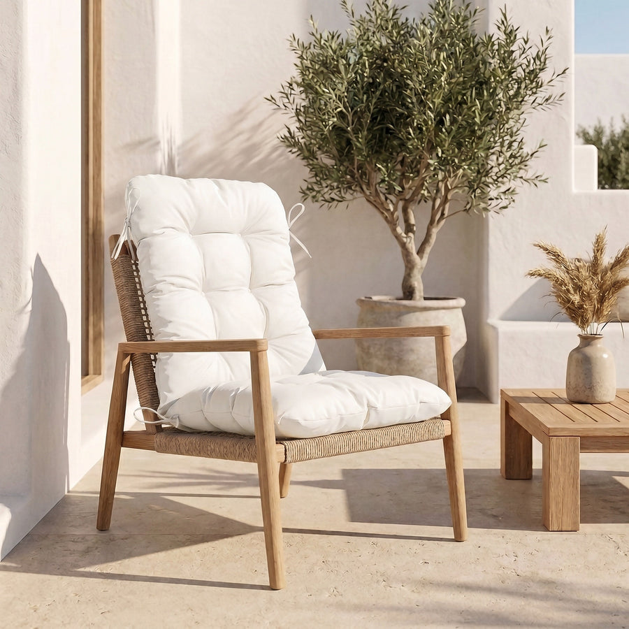 Cuscino sedia con schienale alto 120x50 Bianco Sporco su una poltrona in legno, terrazza mediterranea