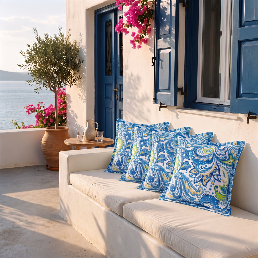 Set di 4 cuscini decorativi 45x45 motivo Arabesco su una panca in terrazza vista mare