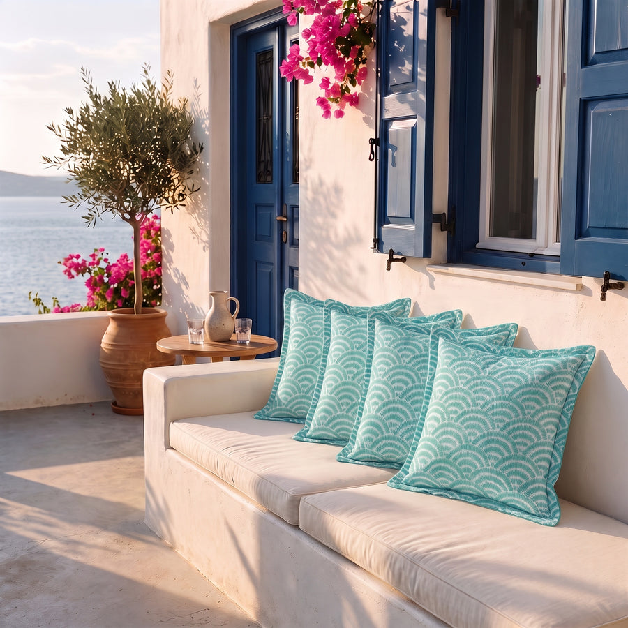Set di 4 cuscini decorativi 45x45 motivo Ventagli Verdi su una panca in terrazza vista mare