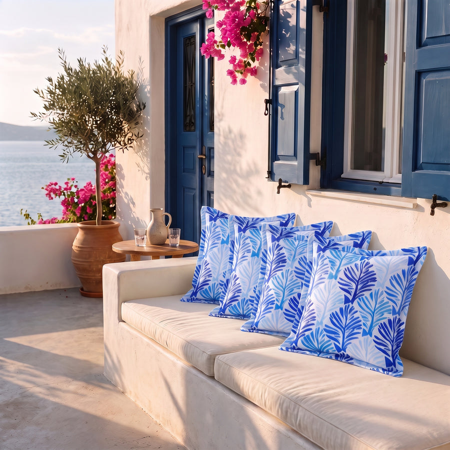 Set di 4 cuscini decorativi 45x45 motivo Fogliame Blu su una panca in terrazza vista mare