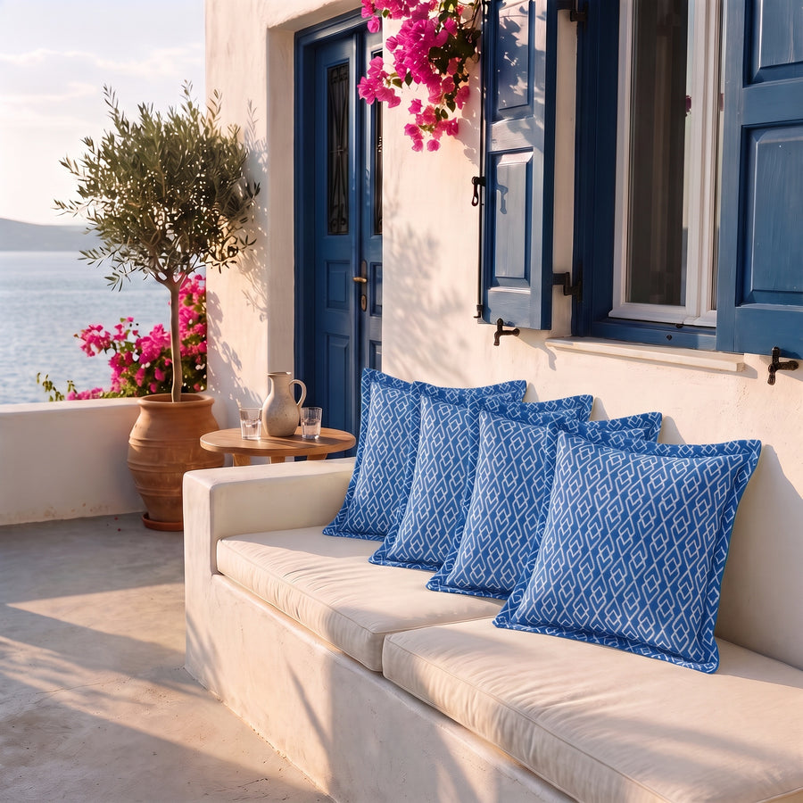 Set di 4 cuscini decorativi 45x45 motivo Geometrico Verde su una panca in terrazza vista mare