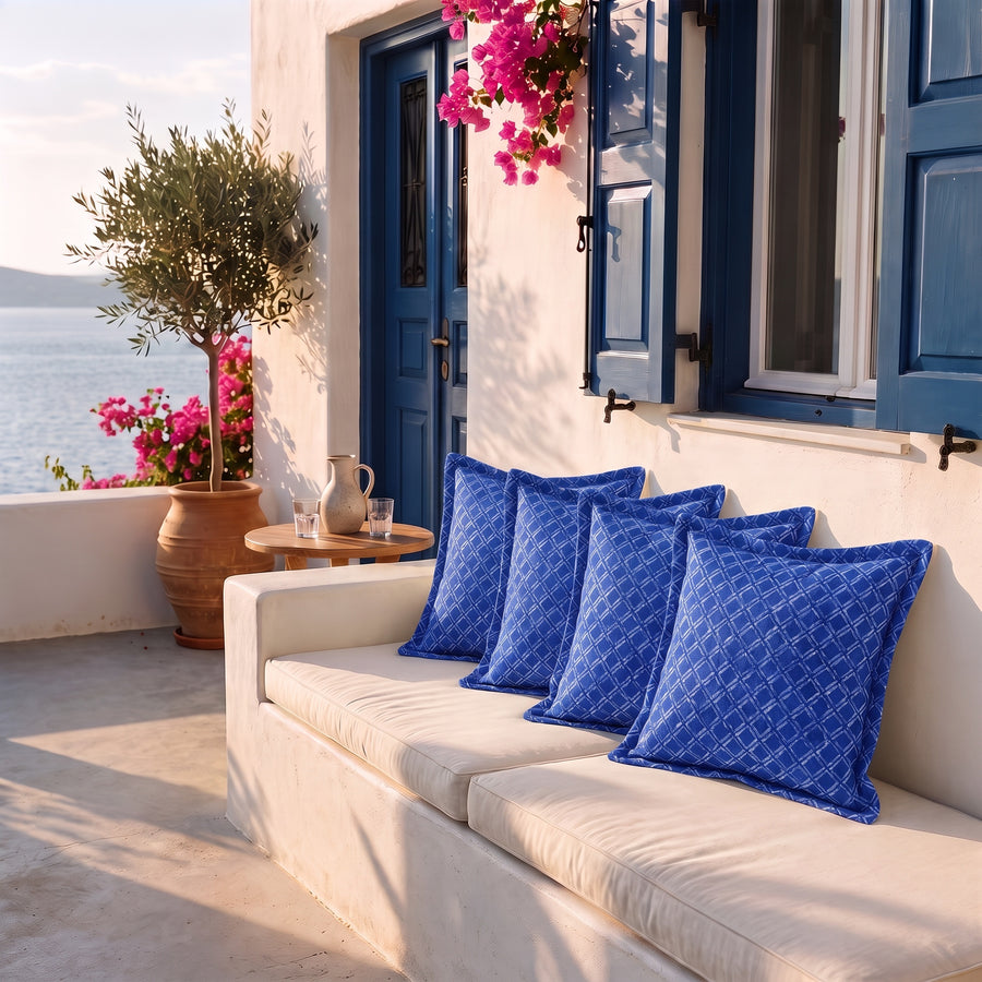 Set di 4 cuscini decorativi 45x45 motivo Nautico Blu su una panca in terrazza vista mare