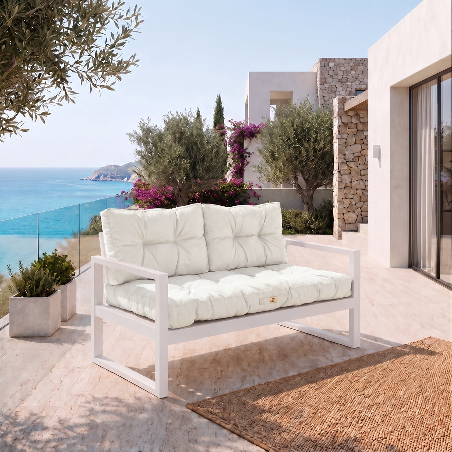 Set cuscini trapuntati per panchina 120x60 Bianco Sporco su una panchina, terrazza vista mare