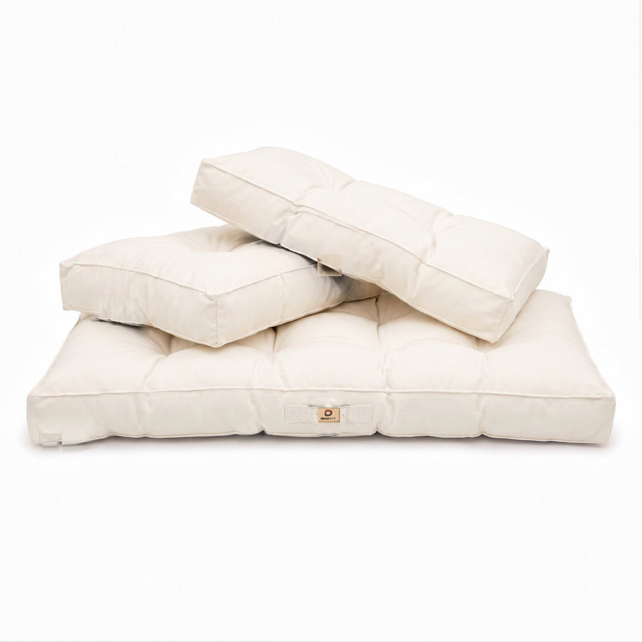 Set cuscini trapuntati per panchina 120x60 Bianco Sporco, cuscini impilati con maniglia ed etichetta décoArt's